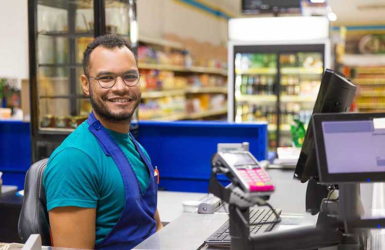 کمک‌فروشنده در سوپرمارکت